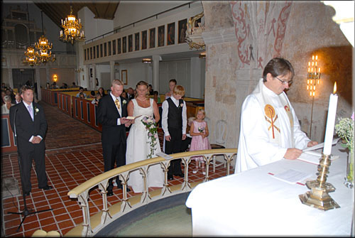 Bröllop i kyrkan vigselakt © Eric Hammerin www.ericsfoto.com
