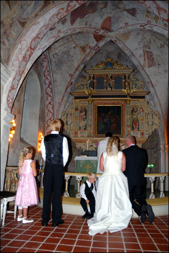 Vigselbild i kyrkan under akten © Eric Hammerin www.ericsfoto.com