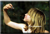 Flicka pussar groda © Eric Hammerin