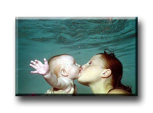 Kyss undervattensfoto mamma och barn babysimbild © Eric Hammerin