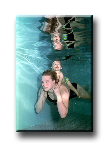 Foto under vatten mor och barn © Eric Hammerin