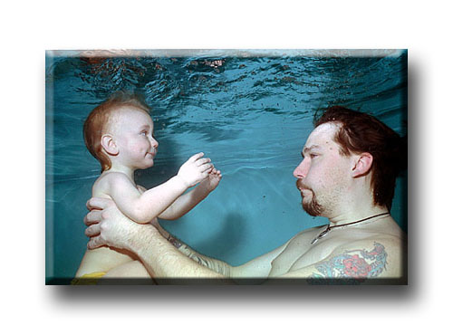 Vuxen och barn bild under vatten © Eric Hammerin